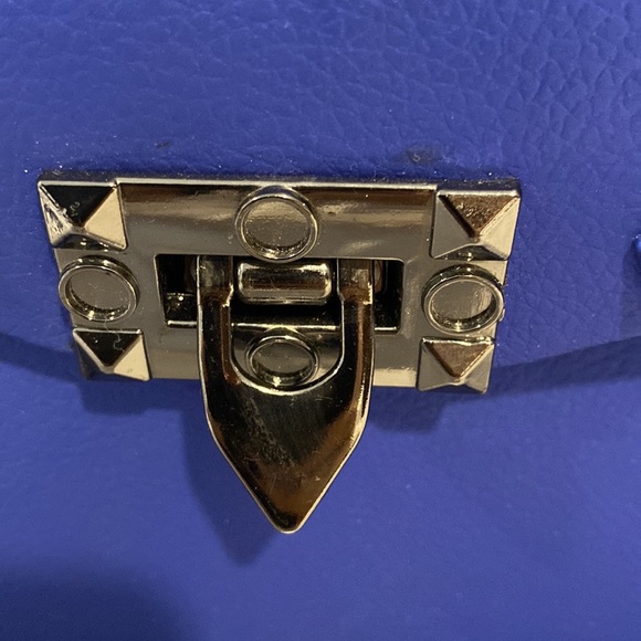 RUBBER STUD PURSE WITH SHOULDER STRAP AND REGULAR HANDLE IN ELECTRIC BLUE - Picture 3 of 8